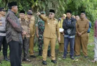 Bupati Tanah Datar Eka Putra bersama sejumlah pejabat terkait mengunjungi Nagari Jaho, Senin (14/7/2025). (Foto: Pemkab Tanah Datar)