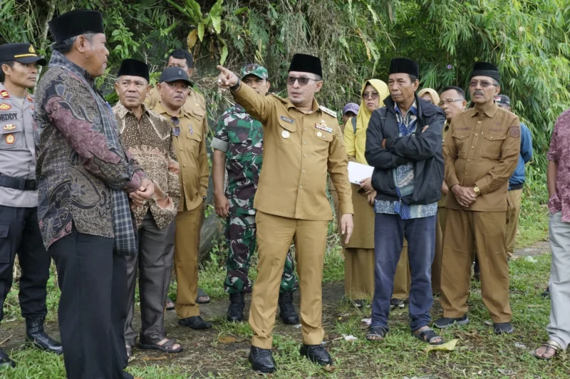 Bupati Tanah Datar Eka Putra bersama sejumlah pejabat terkait mengunjungi Nagari Jaho, Senin (14/7/2025). (Foto: Pemkab Tanah Datar)