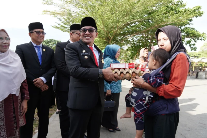 Bupati Eka Putra menyerahkan bantuan kepada anak balita yang terdampak stunting. (Foto: Prokopim Tanah Datar)