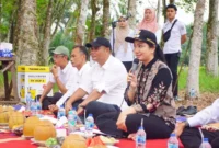 Bupati Dharmasraya, Annisa Suci Ramadhani berdialog bersama petani di Nagari Gunung Medan, Kecamatan Sitiung, Rabu (2/7/2025). (Foto: Pemkab Dharmasraya)
