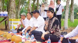 Bupati Dharmasraya, Annisa Suci Ramadhani berdialog bersama petani di Nagari Gunung Medan, Kecamatan Sitiung, Rabu (2/7/2025). (Foto: Pemkab Dharmasraya)