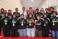Bupati Dharmasraya, Annisa Suci Ramadhani bersama para atlet berprestasi dan jajaran pengurus cabang olahraga di Rumah Dinas Bupati, Rabu (2/7/2025). (Foto: Pemkab Dharmasraya)