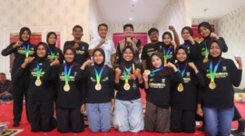 Bupati Dharmasraya, Annisa Suci Ramadhani bersama para atlet berprestasi dan jajaran pengurus cabang olahraga di Rumah Dinas Bupati, Rabu (2/7/2025). (Foto: Pemkab Dharmasraya)