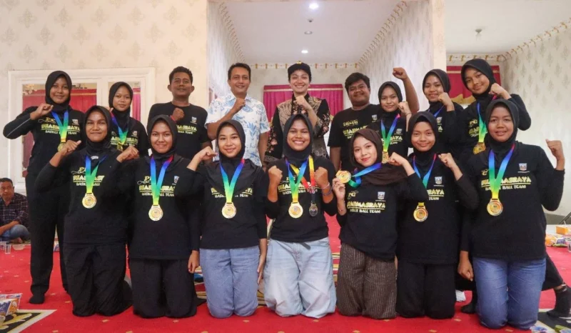 Bupati Dharmasraya, Annisa Suci Ramadhani bersama para atlet berprestasi dan jajaran pengurus cabang olahraga di Rumah Dinas Bupati, Rabu (2/7/2025). (Foto: Pemkab Dharmasraya)