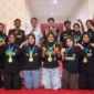 Bupati Dharmasraya, Annisa Suci Ramadhani bersama para atlet berprestasi dan jajaran pengurus cabang olahraga di Rumah Dinas Bupati, Rabu (2/7/2025). (Foto: Pemkab Dharmasraya)