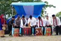 Wakil Bupati Tanah Datar, Ahmad Fadly, S.Psi membuka Festival Budaya Tuan Kadhi di Lapangan Bola Kaki Guguak, Kecamatan Padang Ganting, Kabupaten Tanah Datar pada Jumat (25/7/2025). (Foto: Prokopim Tanah Datar)