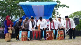 Wakil Bupati Tanah Datar, Ahmad Fadly, S.Psi membuka Festival Budaya Tuan Kadhi di Lapangan Bola Kaki Guguak, Kecamatan Padang Ganting, Kabupaten Tanah Datar pada Jumat (25/7/2025). (Foto: Prokopim Tanah Datar)