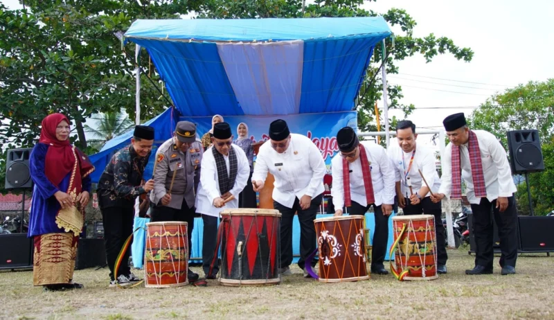 Wakil Bupati Tanah Datar, Ahmad Fadly, S.Psi membuka Festival Budaya Tuan Kadhi di Lapangan Bola Kaki Guguak, Kecamatan Padang Ganting, Kabupaten Tanah Datar pada Jumat (25/7/2025). (Foto: Prokopim Tanah Datar)