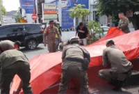 Petugas Satpol PP Padang menertibkan lapak PKL yang melanggar Perda, Rabu (2/7/2025). (Foto: Humas Satpol PP Padang)