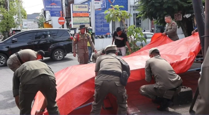 Petugas Satpol PP Padang menertibkan lapak PKL yang melanggar Perda, Rabu (2/7/2025). (Foto: Humas Satpol PP Padang)
