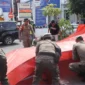 Petugas Satpol PP Padang menertibkan lapak PKL yang melanggar Perda, Rabu (2/7/2025). (Foto: Humas Satpol PP Padang)