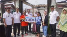 Camat Nanggalo, Amrizal Rengganis menyerahkan bantuan secara simbolis kepada korban kebakaran, Rabu (2/7/2025). (Foto: Diskominfo Padang)