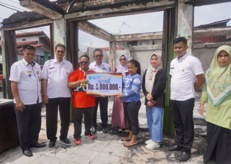 Camat Nanggalo, Amrizal Rengganis menyerahkan bantuan secara simbolis kepada korban kebakaran, Rabu (2/7/2025). (Foto: Diskominfo Padang)