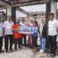 Camat Nanggalo, Amrizal Rengganis menyerahkan bantuan secara simbolis kepada korban kebakaran, Rabu (2/7/2025). (Foto: Diskominfo Padang)