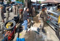 Petugas Satpol PP Padang menertibkan PKL yang menggunakan trotoar untuk berjualan, Senin (7/7/2025). (Foto: Humas Satpol PP Padang)
