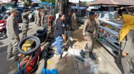 Petugas Satpol PP Padang menertibkan PKL yang menggunakan trotoar untuk berjualan, Senin (7/7/2025). (Foto: Humas Satpol PP Padang)