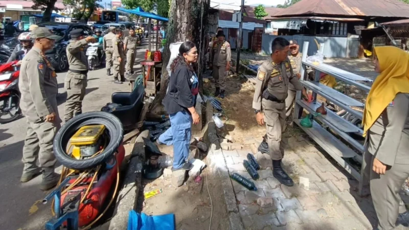 Petugas Satpol PP Padang menertibkan PKL yang menggunakan trotoar untuk berjualan, Senin (7/7/2025). (Foto: Humas Satpol PP Padang)