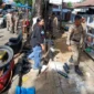 Petugas Satpol PP Padang menertibkan PKL yang menggunakan trotoar untuk berjualan, Senin (7/7/2025). (Foto: Humas Satpol PP Padang)