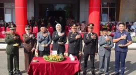 Bupati Dharmasraya Annisa Suci Ramadhani menghadiri upacara peringatan Hari Bhayangkara ke-79 di halaman Kantor Bupati Dharmasraya, Selasa (1/7/2025). (Foto: Pemkab Dharmasraya)