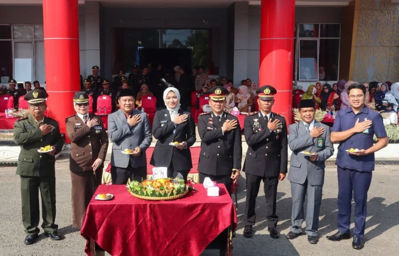 Bupati Dharmasraya Annisa Suci Ramadhani menghadiri upacara peringatan Hari Bhayangkara ke-79 di halaman Kantor Bupati Dharmasraya, Selasa (1/7/2025). (Foto: Pemkab Dharmasraya)