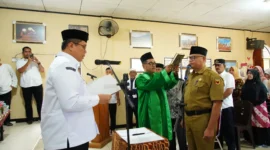 Wakil Bupati Tanah Datar Ahmad Fadly melantik Ayandi sebagai Pj Wali Nagari Batu Taba, Rabu (2/7/2025) di Aula Kantor Wali Nagari setempat. (Foto: Prokopim Tanah Datar)