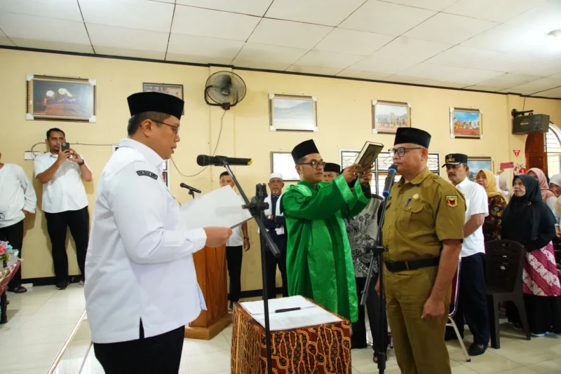 Wakil Bupati Tanah Datar Ahmad Fadly melantik Ayandi sebagai Pj Wali Nagari Batu Taba, Rabu (2/7/2025) di Aula Kantor Wali Nagari setempat. (Foto: Prokopim Tanah Datar)
