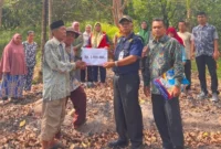 Camat Bungus Teluk Kabung, Harnoldi menyerahkan langsung bantuan kepada korban kebakaran di Bungus Timur, Kamis (3/7/2025). (Foto: Diskominfo Padang)