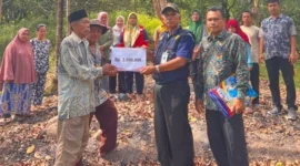 Camat Bungus Teluk Kabung, Harnoldi menyerahkan langsung bantuan kepada korban kebakaran di Bungus Timur, Kamis (3/7/2025). (Foto: Diskominfo Padang)