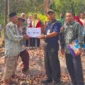 Camat Bungus Teluk Kabung, Harnoldi menyerahkan langsung bantuan kepada korban kebakaran di Bungus Timur, Kamis (3/7/2025). (Foto: Diskominfo Padang)