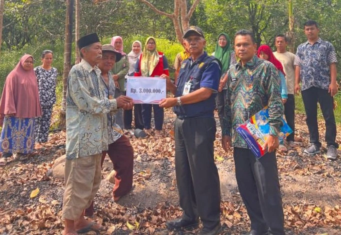Camat Bungus Teluk Kabung, Harnoldi menyerahkan langsung bantuan kepada korban kebakaran di Bungus Timur, Kamis (3/7/2025). (Foto: Diskominfo Padang)
