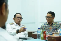 Bupati Tanah Datar Eka Putra memaparkan perkembangan pembangunan Sekolah Rakyat (SR) kepada Kepala Satker PPS Sumbar Aljihat, di kantor BPBPK Tanah Datar, Rabu (30/7/2025). (Foto: Prokopim Tanah Datar)