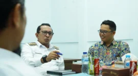 Bupati Tanah Datar Eka Putra memaparkan perkembangan pembangunan Sekolah Rakyat (SR) kepada Kepala Satker PPS Sumbar Aljihat, di kantor BPBPK Tanah Datar, Rabu (30/7/2025). (Foto: Prokopim Tanah Datar)
