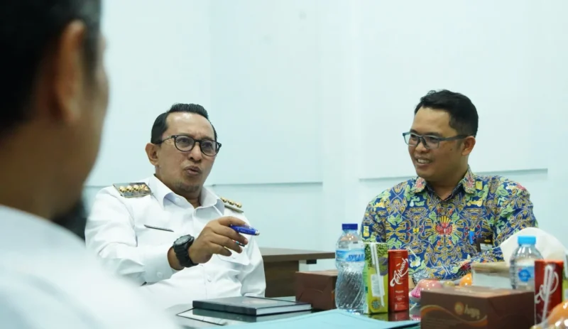 Bupati Tanah Datar Eka Putra memaparkan perkembangan pembangunan Sekolah Rakyat (SR) kepada Kepala Satker PPS Sumbar Aljihat, di kantor BPBPK Tanah Datar, Rabu (30/7/2025). (Foto: Prokopim Tanah Datar)