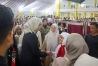 Bupati Dharmasraya, Annisa Suci Ramadhani menyambut kepulangan jamaah haji di Masjid Agung Dharmasraya, Selasa malam (1/7/2025). (Foto: Pemkab Dharmasraya)