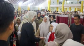 Bupati Dharmasraya, Annisa Suci Ramadhani menyambut kepulangan jamaah haji di Masjid Agung Dharmasraya, Selasa malam (1/7/2025). (Foto: Pemkab Dharmasraya)