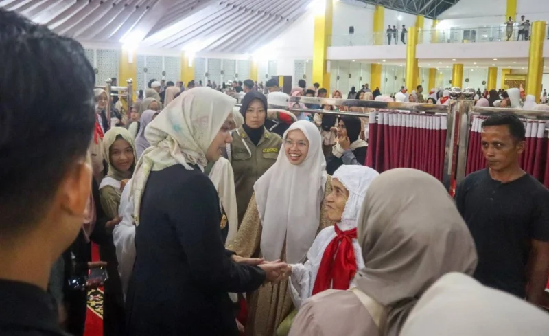 Bupati Dharmasraya, Annisa Suci Ramadhani menyambut kepulangan jamaah haji di Masjid Agung Dharmasraya, Selasa malam (1/7/2025). (Foto: Pemkab Dharmasraya)