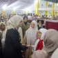 Bupati Dharmasraya, Annisa Suci Ramadhani menyambut kepulangan jamaah haji di Masjid Agung Dharmasraya, Selasa malam (1/7/2025). (Foto: Pemkab Dharmasraya)