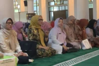 Pemko Padang menggelar wirid gabungan di Masjid Nurul Iman Padang, Jumat (4/7/2025). (Foto: Diskominfo Padang)
