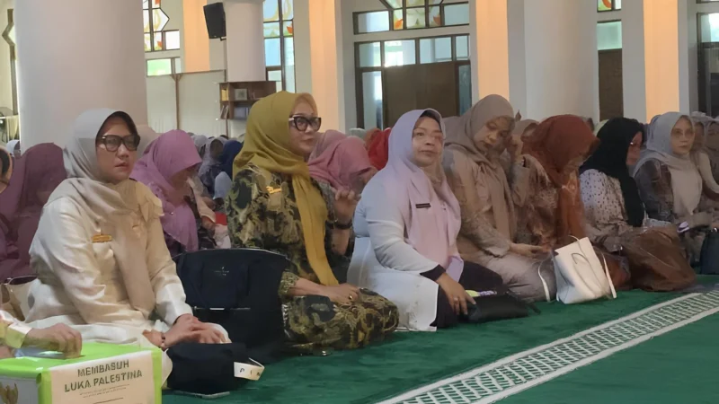 Pemko Padang menggelar wirid gabungan di Masjid Nurul Iman Padang, Jumat (4/7/2025). (Foto: Diskominfo Padang)