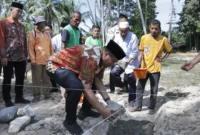 Wali Kota Pariaman, Yota Balad meletakkan batu pertama pembangunan Masjid As Salam Desa Apar, Kamis (3/7/2025). (Foto: Kominfo Pariaman)