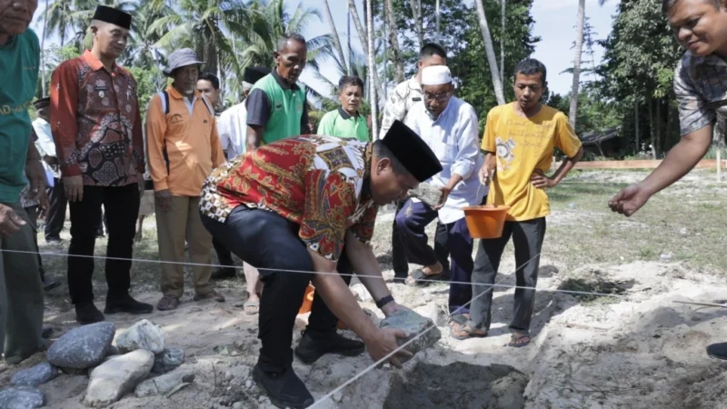 Wali Kota Pariaman, Yota Balad meletakkan batu pertama pembangunan Masjid As Salam Desa Apar, Kamis (3/7/2025). (Foto: Kominfo Pariaman)