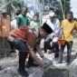 Wali Kota Pariaman, Yota Balad meletakkan batu pertama pembangunan Masjid As Salam Desa Apar, Kamis (3/7/2025). (Foto: Kominfo Pariaman)