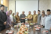 Penyerahan cenderamata kepada Kepala Biro Adpim Setdaprov Sumbar Mursalim. (Foto: ADPSB)