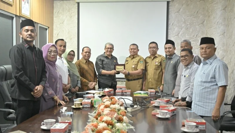 Penyerahan cenderamata kepada Kepala Biro Adpim Setdaprov Sumbar Mursalim. (Foto: ADPSB)