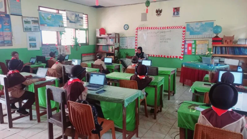 Sebanyak 17 sekolah terpencil di Dharmasraya akhirnya tersambung internet. (Foto: Pemkab Dharmasraya)