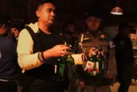 Petugas Satpol PP Padang mengamankan sejumlah minuman beralkohol di salah satu kafe di Kota Padang, Kamis dini hari (3/7/2025). (Foto: Humas Satpol PP Padang)