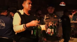 Petugas Satpol PP Padang mengamankan sejumlah minuman beralkohol di salah satu kafe di Kota Padang, Kamis dini hari (3/7/2025). (Foto: Humas Satpol PP Padang)