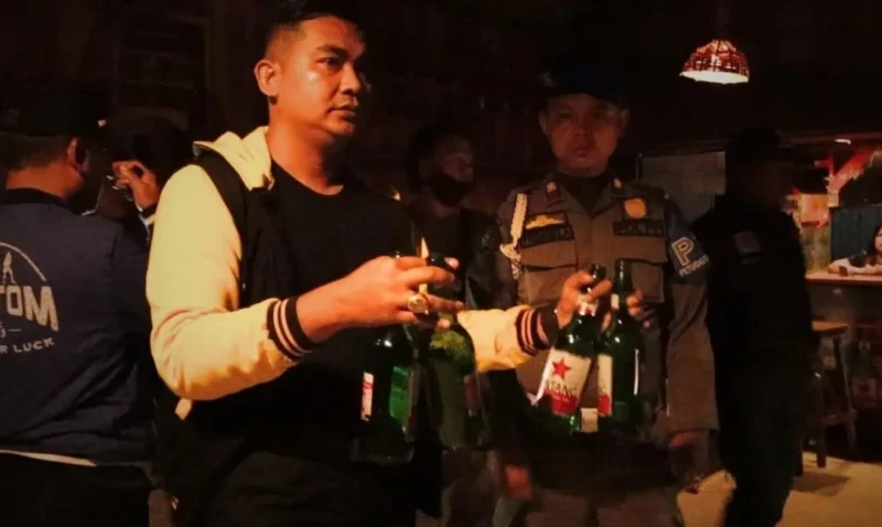 Petugas Satpol PP Padang mengamankan sejumlah minuman beralkohol di salah satu kafe di Kota Padang, Kamis dini hari (3/7/2025). (Foto: Humas Satpol PP Padang)