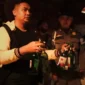 Petugas Satpol PP Padang mengamankan sejumlah minuman beralkohol di salah satu kafe di Kota Padang, Kamis dini hari (3/7/2025). (Foto: Humas Satpol PP Padang)