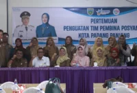 Ketua Tim Pembina Posyandu Kota Padang Panjang, Ny Maria Feronika Hendri menggelar pertemuan dengan OPD terkait, di Hotel Pangeran, Selasa (1/7/2025). (Foto: Kominfo Padang Panjang)